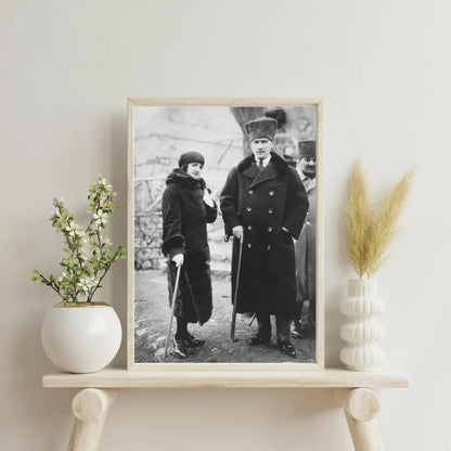 Sticker Master Atatürk Çerçeveli Poster | Ulu Önder'in Zarif Portresi ile Anlamlı Dekorasyon 30x42 Cm (Natural Ahşap) - Sticker Master