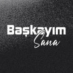 Sticker Master Başkayım Sana Sticker – 20 × 8 cm Vinil | Araç, Kask, Laptop Uyumlu