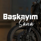 Sticker Master Başkayım Sana Sticker – 20 × 8 cm Vinil | Araç, Kask, Laptop Uyumlu
