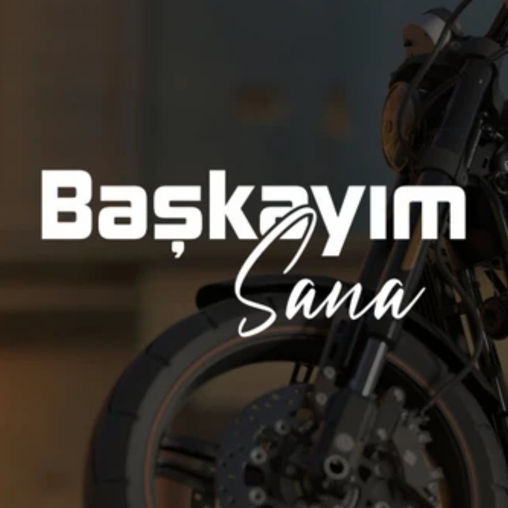 Sticker Master Başkayım Sana Sticker – 20 × 8 cm Vinil | Araç, Kask, Laptop Uyumlu