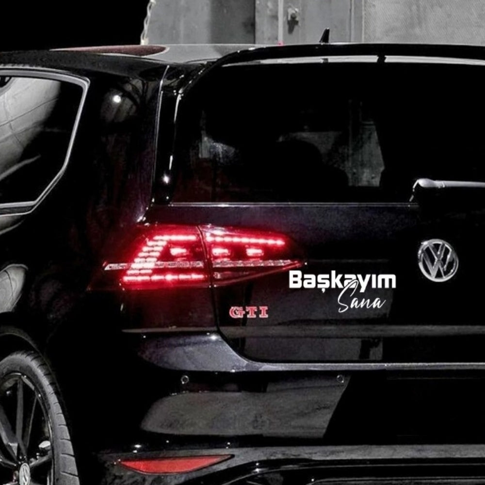 Sticker Master Başkayım Sana Sticker – 20 × 8 cm Vinil | Araç, Kask, Laptop Uyumlu