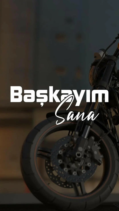 Sticker Master "Başkayım Sana" Sticker Çıkartma (20x6 Cm) - Beyaz Vinil - Motor, Kask, Laptop, Araba, Oto Araç İçin Dayanıklı Etiket Decal - Sticker Master