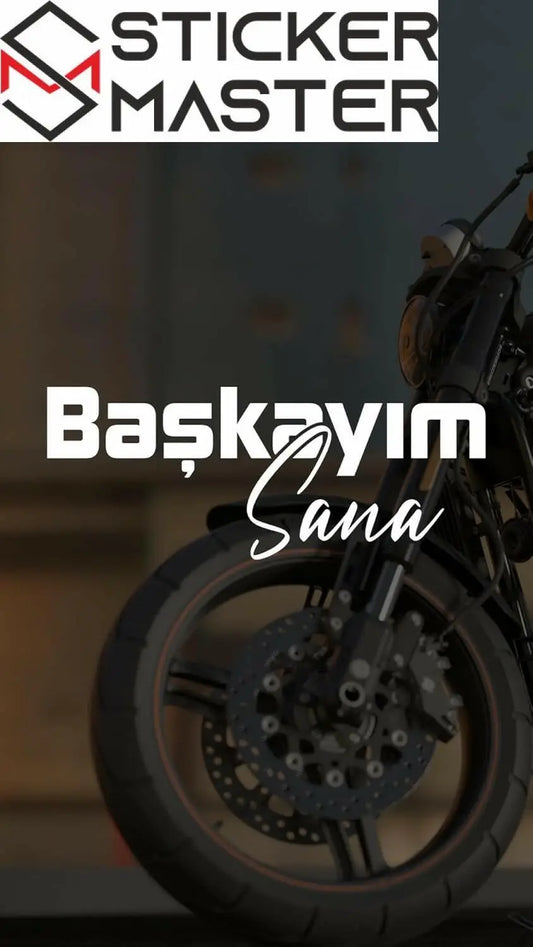 Sticker Master "Başkayım Sana" Sticker Çıkartma (20x6 Cm) - Beyaz Vinil - Motor, Kask, Laptop, Araba, Oto Araç İçin Dayanıklı Etiket Decal - Sticker Master