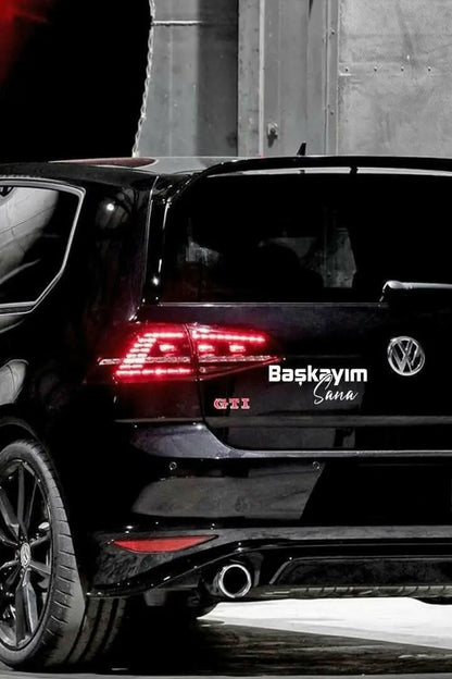 Sticker Master "Başkayım Sana" Sticker Çıkartma (20x6 Cm) - Beyaz Vinil - Motor, Kask, Laptop, Araba, Oto Araç İçin Dayanıklı Etiket Decal - Sticker Master