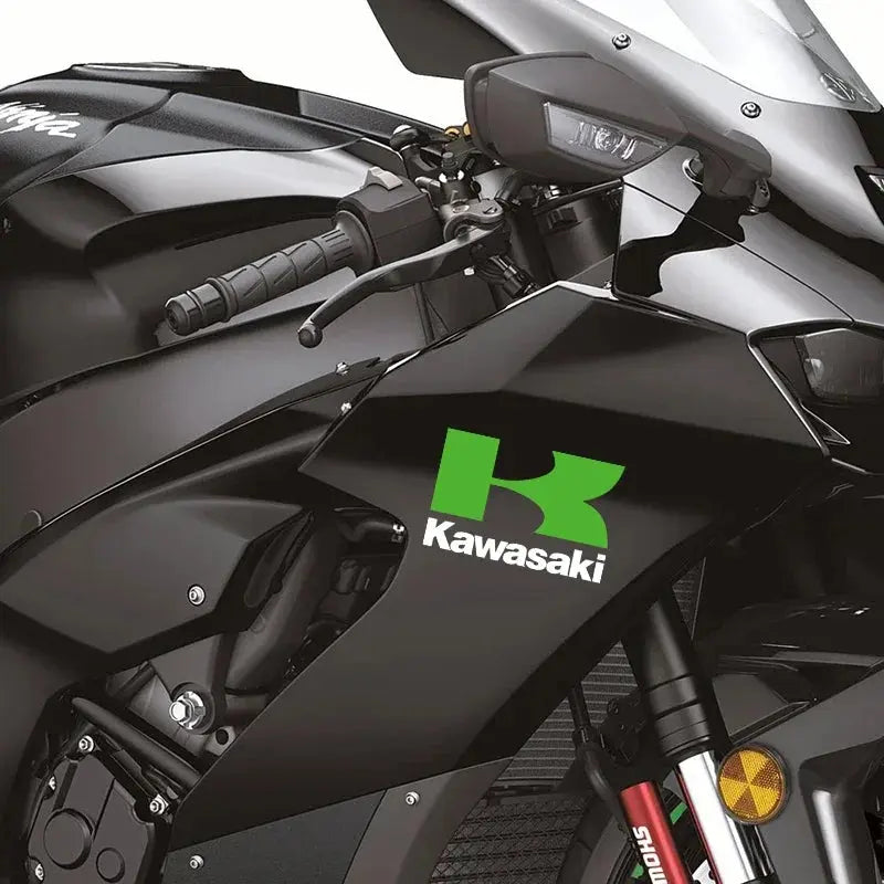 Kawasaki Logo Sticker (2 Adet) | Z ve Ninja Serisi Uyumlu Depo/Grenaj Logosu Sticker Master