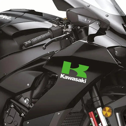 Kawasaki Logo Sticker (2 Adet) | Z ve Ninja Serisi Uyumlu Depo/Grenaj Logosu Sticker Master