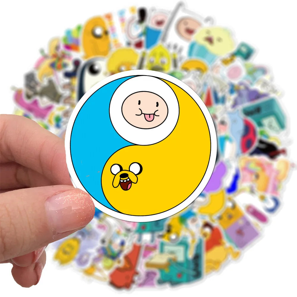 Sticker Master 100 Adet Adventure Time Çıkartmaları Çizgi Film Animasyon Bagaj Scooter Dizüstü Buzdolabı Grafiti Çıkartmaları Dekoratif Oyuncaklar Sevimli Sticker Set Motor Oto Araç Çıkartma Etiket