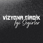 Sticker Master Vizyona Girdik – İyi Seyirler Sticker – 20 × 7 Cm Vinil | Araç, Kask, Laptop Uyumlu Sticker Master