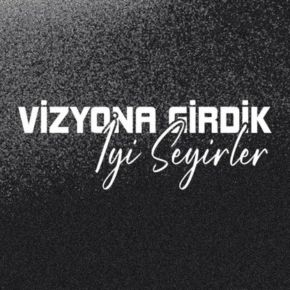 Sticker Master Vizyona Girdik – İyi Seyirler Sticker – 20 × 7 Cm Vinil | Araç, Kask, Laptop Uyumlu Sticker Master