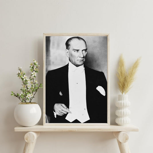 Sticker Master Atatürk Çerçeveli Poster | Ulu Önder'in Zarif Portresi ile Anlamlı Dekorasyon 30x42 Cm (Natural Ahşap)