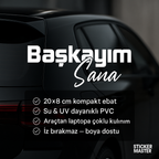 Sticker Master Başkayım Sana Sticker – 20 × 8 cm Vinil | Araç, Kask, Laptop Uyumlu
