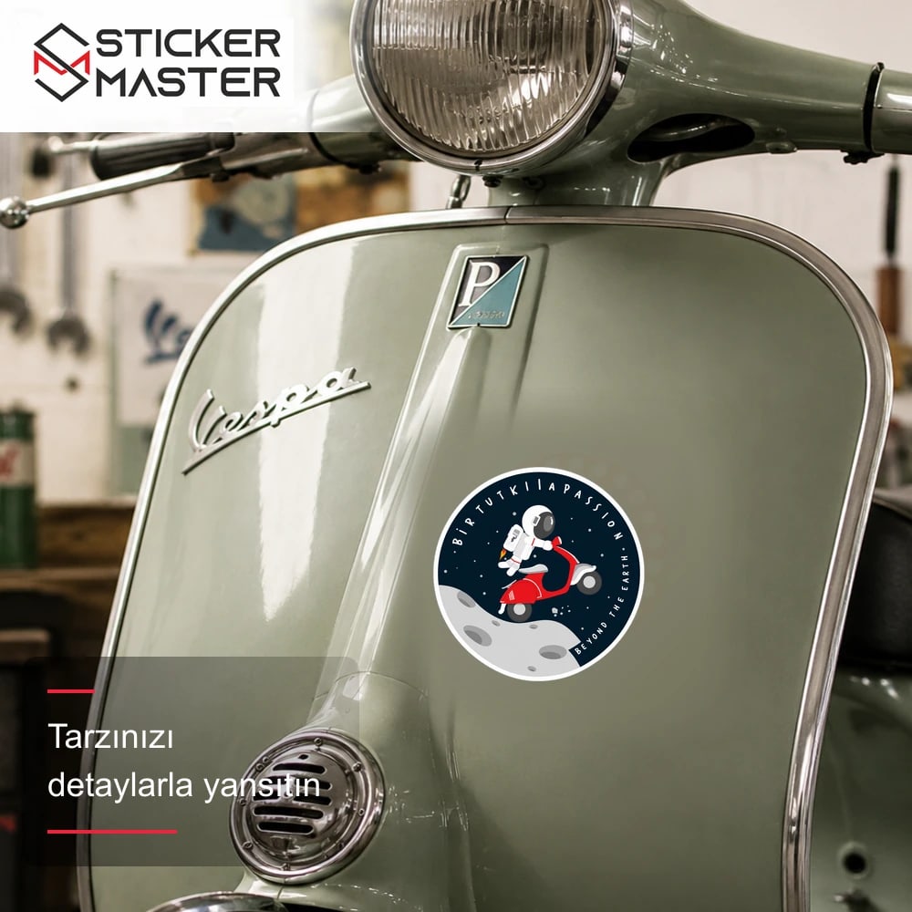 Vespa Uyumlu Dunyanin Otesinde Bir Tutku Yazılı Etiket Sticker VSP51 scooter üzerinde uygulama örneği - Sticker Master