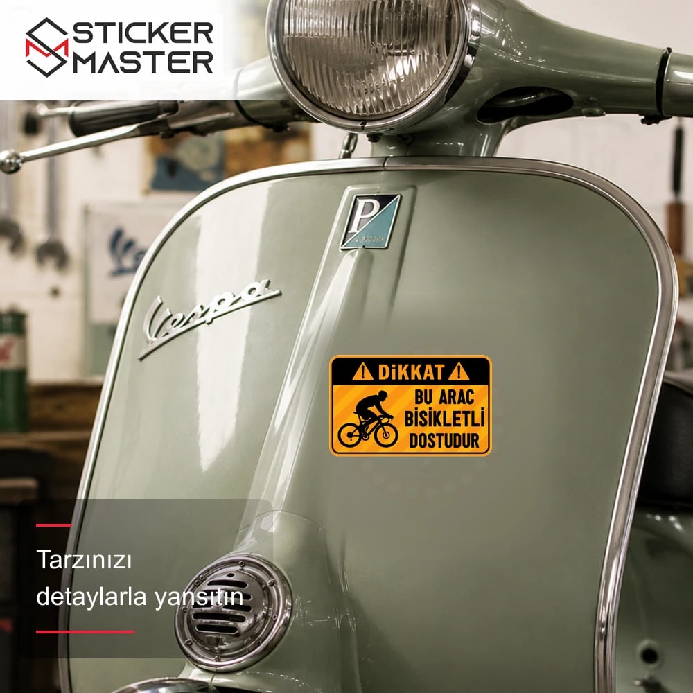 Vespa Uyumlu WRN49 Bu Arac Bisikletli Dostudur Sticker - Turuncu scooter üzerinde uygulama örneği - Sticker Master